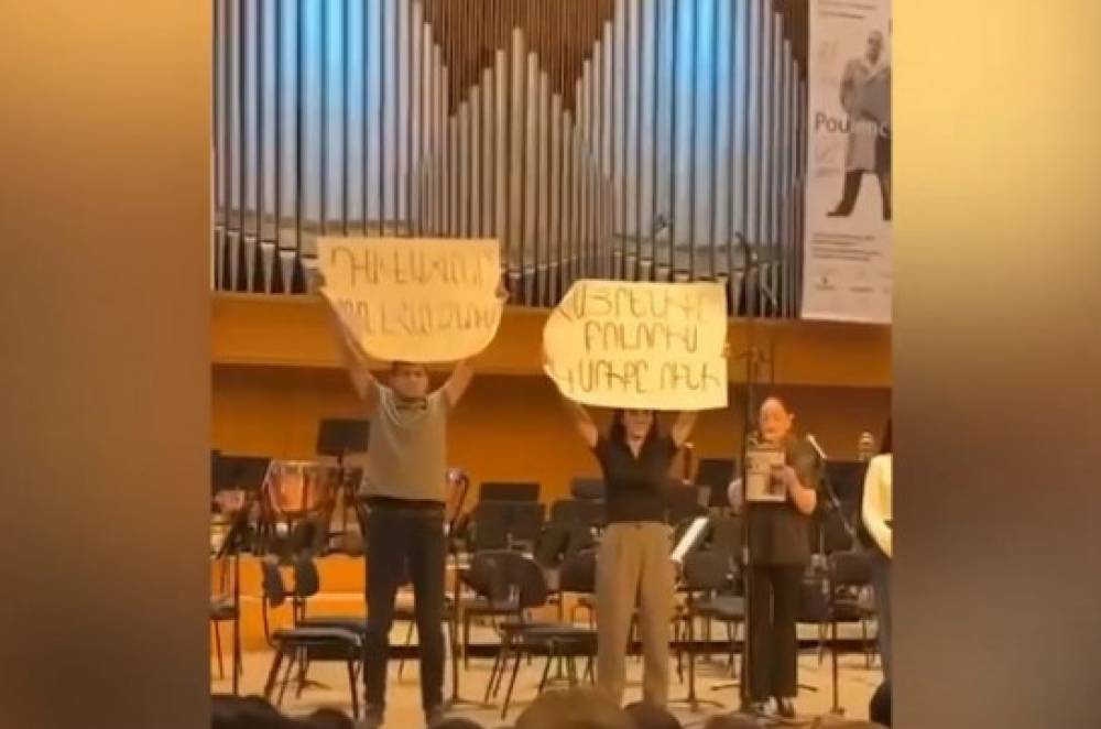«Դավաճանը հայրենիք է հանձնում»․ Տավուշի համար բողոքի ձայն բարձրացրած երիտասարդներն Օպերայում ընթացող միջոցառման ժամանակ բեմ բարձրացան՝ պաստառներով (Տեսանյութ)