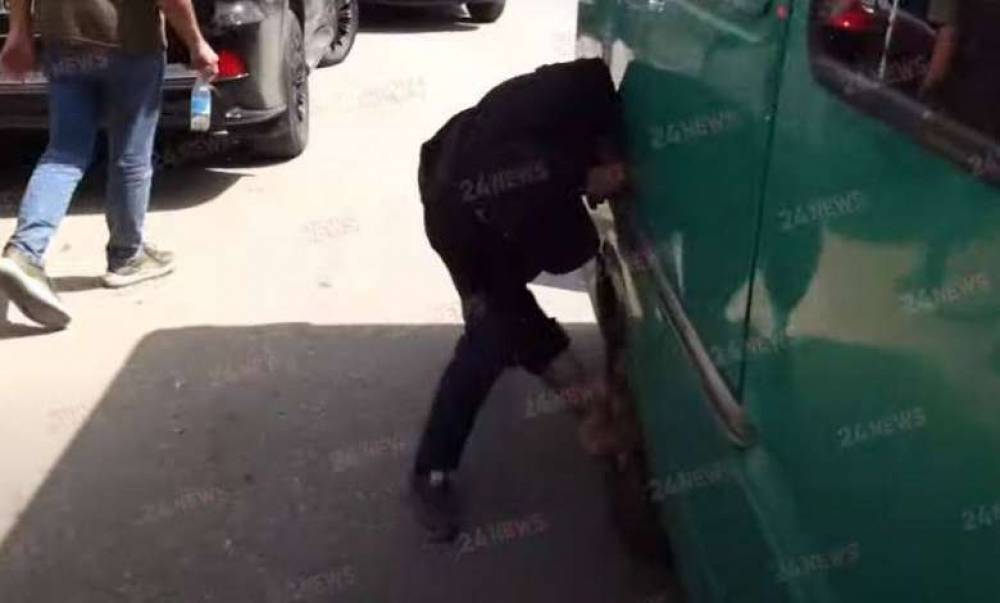 Ճանապարհը փակած ցուցարարները դանակով ծակել են ավտոմեքենայի անվադողը. ՔԿ