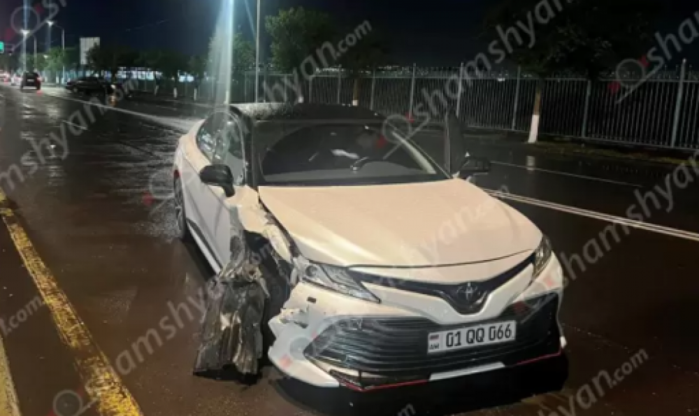 Ավտովթար՝ Երևանում. «Զվարթնոց» օդանավակայանի մոտ բախվել են «Mercedes»-ն ու «Toyota Camry»-ն