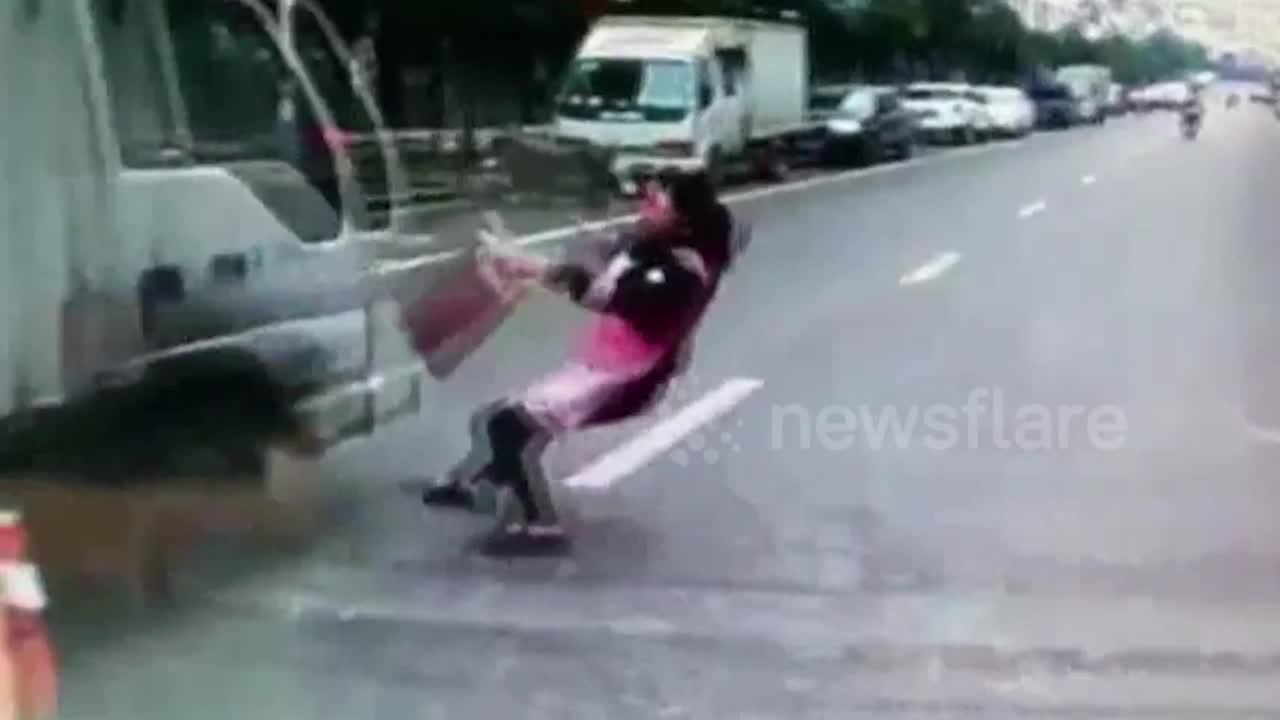 Աղջիկը հրաշքով ողջ է մնում՝ հայտնվելով բեռնատարի անիվների տակ (տեսանյութ)
