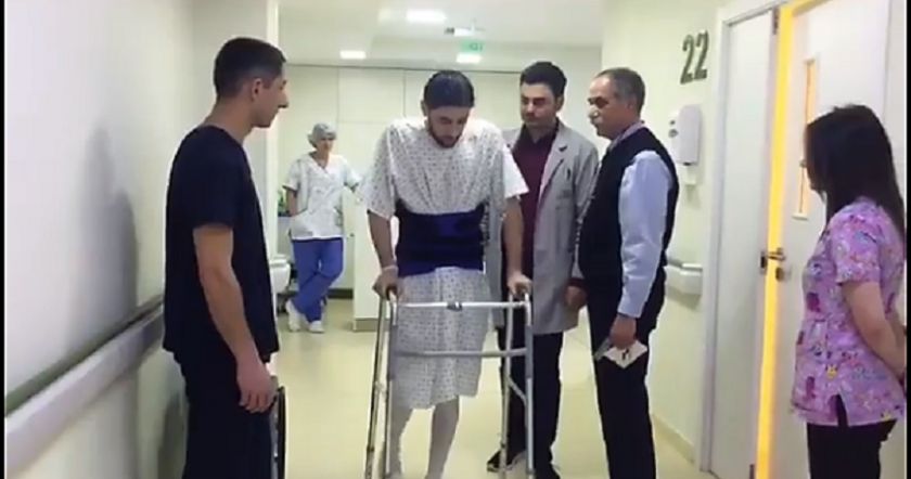 «Օր 2. քայլել ենք ավելի երկար». Գարիկ Պապոյանը շարունակում է վիրահատությունից հետո նորից քայլել սովորել (տեսանյութ)