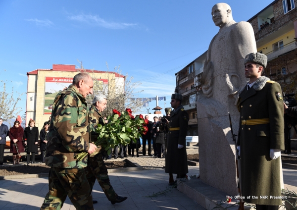 Արցախի եւ Հայաստանի նախագահները ծաղկեպսակներ են դրել Մարշալ Բաղրամյանի հուշարձանին
