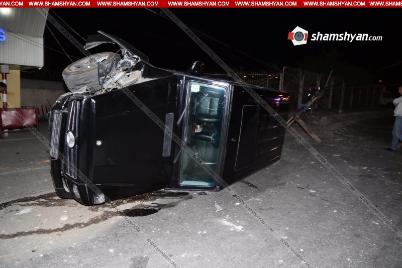 Երևանում 18-ամյա վարորդը տապալել է երկաթե էլեկտրասյունն ու կողաշրջվել