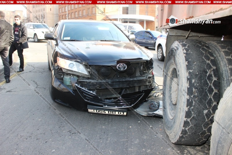 Ավտովթար Երևանում. Պետեկամուտների կոմիտեի Հարկային ծառայության աշխատակազմի ղեկավարի Toyota-ն բախվել է КамАЗ-ին
