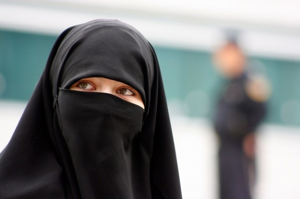 Մահմեդական կնոջը 85 000 դոլար են վճարելու՝ գլխաշորը հանելու պահանջի համար