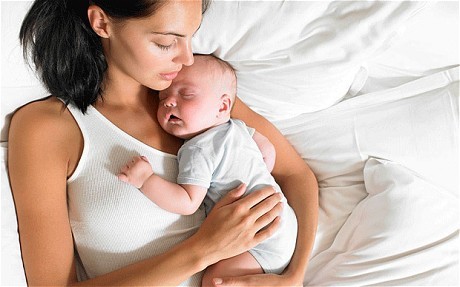 Նորածին երեխաները պետք է քնեն մոր անկողնում