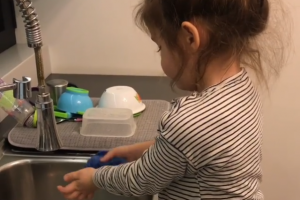 Տեսեք՝ Լուսինե Թովմասյանի հրաշք դուստրն ինչպես է խոհանոցում աշխատում (տեսանյութ)