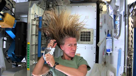 Տիեզերագնացը ցուցադրում է՝ ինչպես են լվանում մազերը տիեզերքում (տեսանյութ)