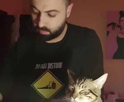 Երաժիշտը քնեցրեց իր կատվին` դաշնամուր նվագելով (տեսանյութ)