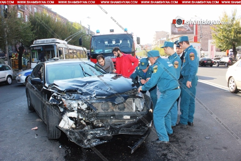 Խոշոր ավտովթար Երևանում. «Կոմիտաս» շուկայի մոտ Toyota-ն դուրս է եկել հանդիպակաց երթևեկելի գոտի բախվել Renault տաքսուն, վերջինն էլ կայանված Audi-ին. կան վիրավորներ