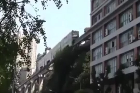 Չինաստանում գնացքն անցնում է 19 հարկանի շենքի միջով.Տեսանյութ