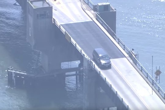 ԱՄՆ-ում մեքենան թռչել է բացվող կամրջի վրայով  (տեսանյութ)