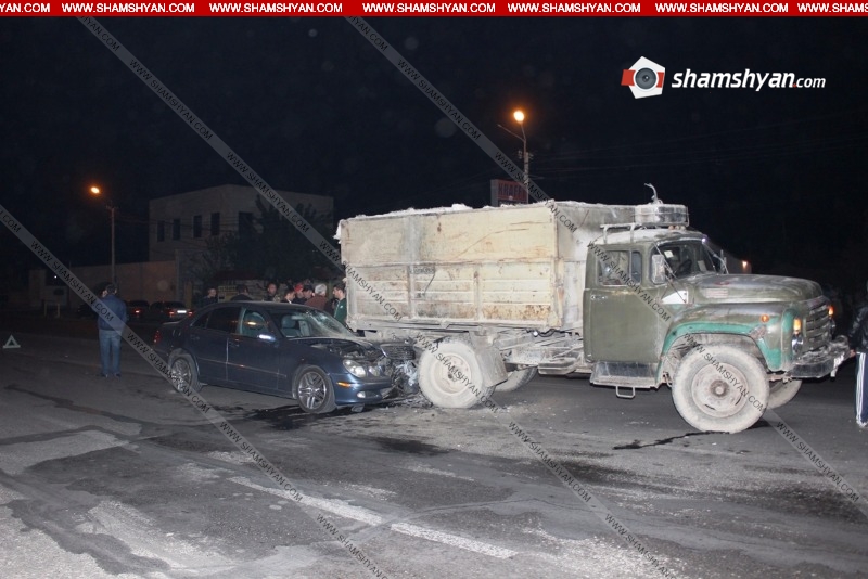 Խոշոր ավտովթար Երևանում. Mercedes-ը բախվել է ЗИЛ-ի հետնամասին