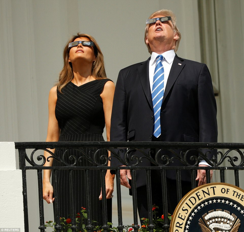 ԱՄՆ նախագահն ու առաջին տիկինը միլիոնավոր ամերիկացիների հետ հետևել են արևի ամբողջական խավարմանը (լուսանկարներ)