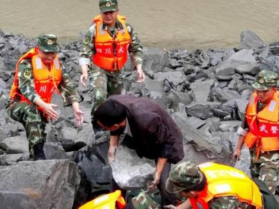 Չինաստանում ավերակների տակ 141 մարդ է մնացել (Լուսանկարներ)
