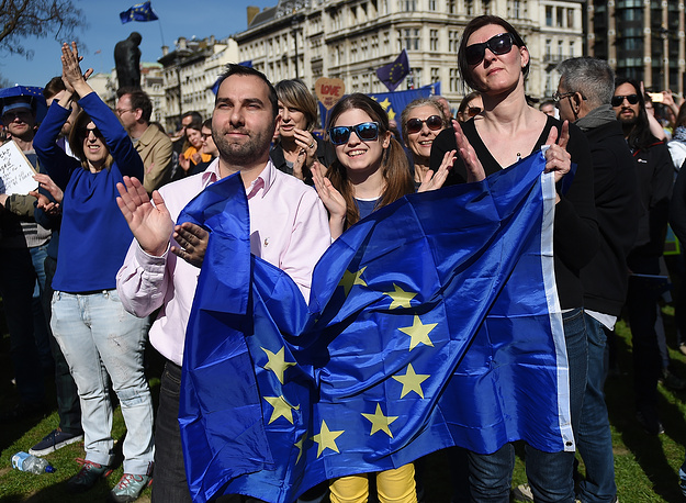 Լոնդոնում տասնյակ հազարավոր մարդիկ երթի են դուրս եկել Brexit-ի դեմ