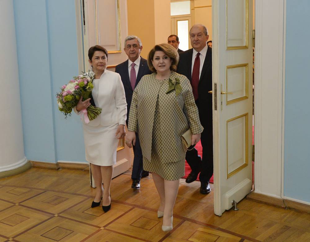 ՀՀ նորընտիր նախագահը մինչ պաշտոնի ստանձնումը տիկնոջ հետ հյուրընկալվել է Բաղրամյան 26-ում (լուսանկարներ)