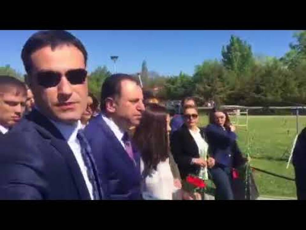 Վիգեն Սարգսյանի անվտանգության աշխատակիցները քաշքշեցին լրագրողներին (տեսանյութ)