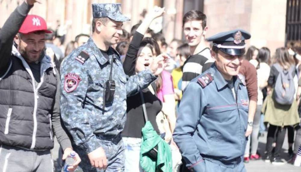 Ինչպես ոստիկաններն ընդունեցին Սերժ Սարգսյանի հրաժարականը (տեսանյութ)
