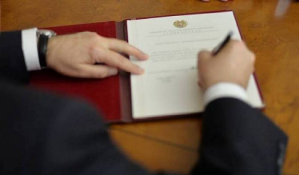 ՀՀ նախագահը ստորագրել է Հովհաննես Քոչարյանին ՀՀ վաստակավոր իրավաբանի պատվավոր կոչում շնորհելու հրամանագիր