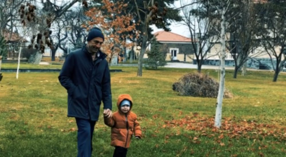 Տարածվել է Ռոբերտ Քոչարյանի և թոռնիկի զբոսանքի տեսանյութը