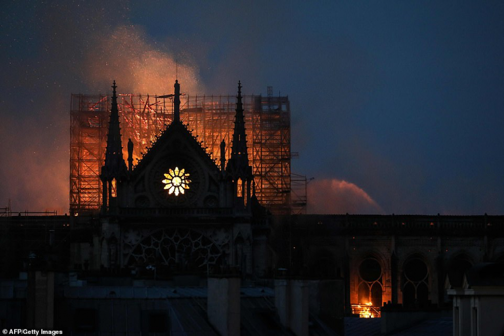 Փարիզի Աստվածամոր տաճարը դեռ այրվում է .կրակը հասել է աշտարակներին(լուսանկարներ)