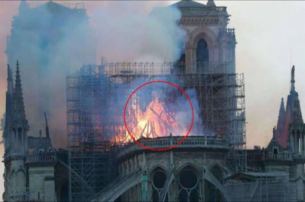 Այրվող Աստվածամոր տաճարի լուսանկարում «Հիսուսի» ուրվագիծն է երևացել
