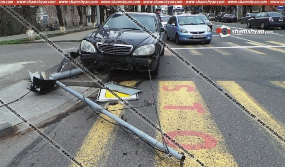 Ավտովթար Երևանում. Mercedes-ը տապալել է ինտերնետային կապի համար նախատեսված երկաթե սյունը