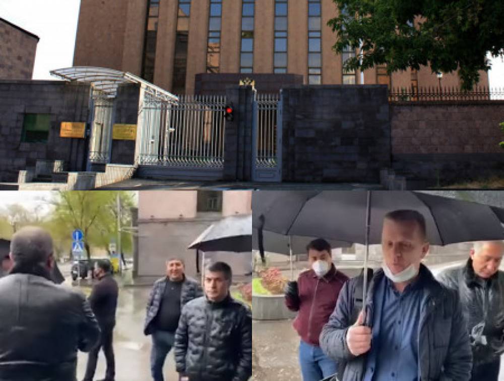 ՌԴ դեսպանատանից ոչ ոք չի ուզում դուրս գալ ու պատասխան տալ ժողովրդին. բողոքի ակցիա ՌԴ դեսպանատան դիմաց