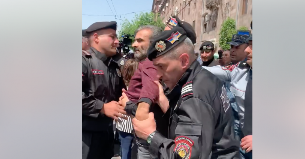Ոստիկանությունը անհամաչափ ուժ կիրառելով բերման ենթարկեց Չարենցի փողոցը փակած քաղաքացիներին (տեսանյութ)