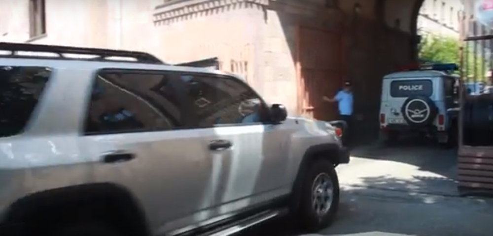 Ռոբերտ Քոչարյանին բերեցին դատարանի շենք (տեսանյութ)