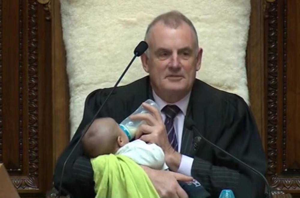 Նոր Զելանդիայում խորհրդարանի խոսնակը նիստի ժամանակ կերակրել է նորածին երեխային (տեսանյութ)