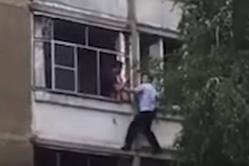 Համացանցում տեսանյութ է հայտնվել, թե ինչպես է ՌԴ-ում հայրը փորձում պատուհանից նետել 5 ամսական աղջկան