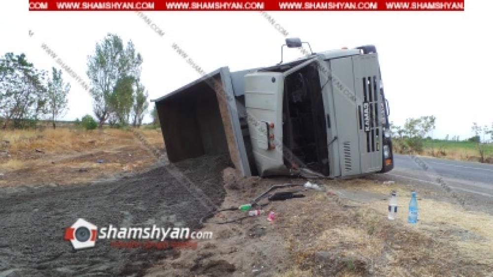 Խոշոր ավտովթար Արմավիրի մարզում. 26-ամյա վարորդը ավազով բարձված КамАЗ-ով կողաշրջվել է
