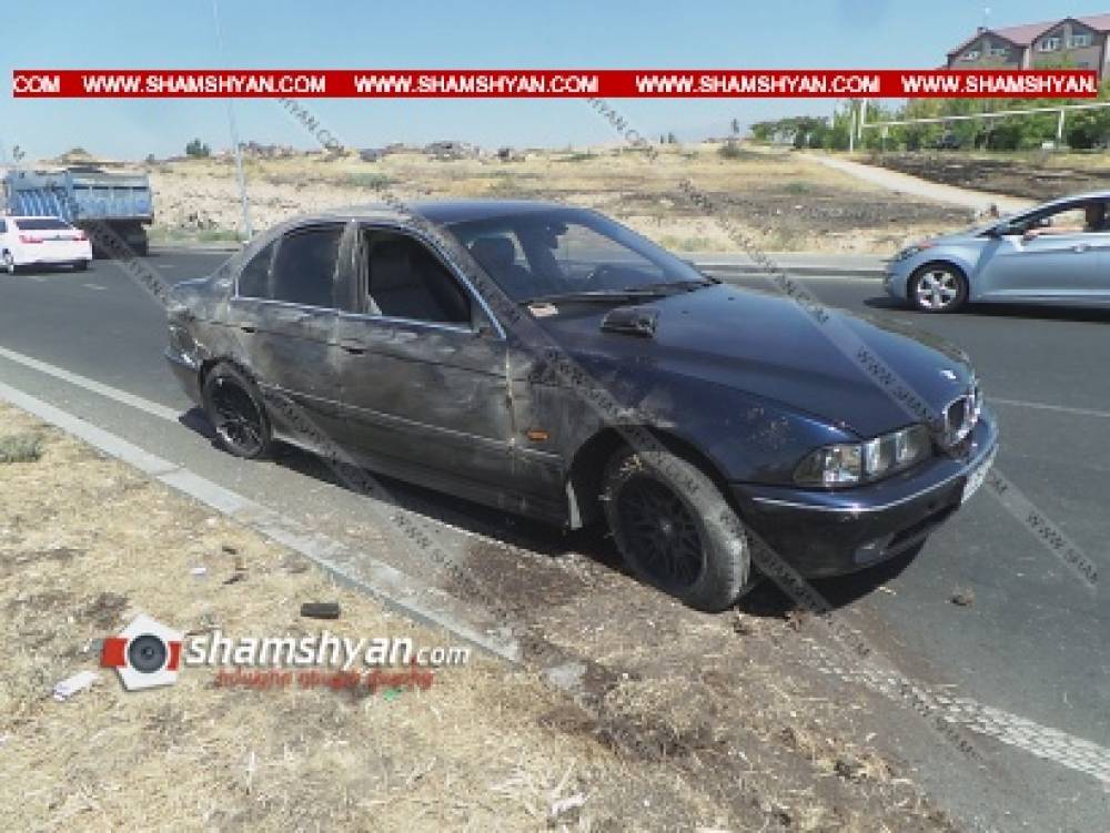 Ավտովթար Երևանում. Կարմիր խաչի մոտ BMW-ն բախվել է բազալտե եզրաքարին և կողաշրջվել. կա վիրավոր