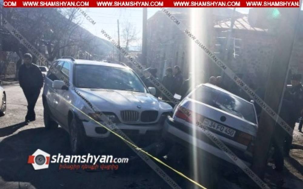 Գորիսում բախվել են BMW X5-ն ու Volkswagen-ը. 3 վիրավորներից 2-ը ոստիկանության աշխատակիցներ են
