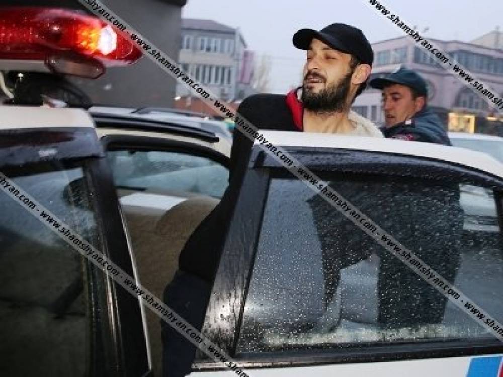 Երևանում շենքի մի քանի հարկերում հայտնաբերվել են արնանման հետքեր, իսկ բնակարանում՝ ոստիկանության ծառայողի համազգեստ