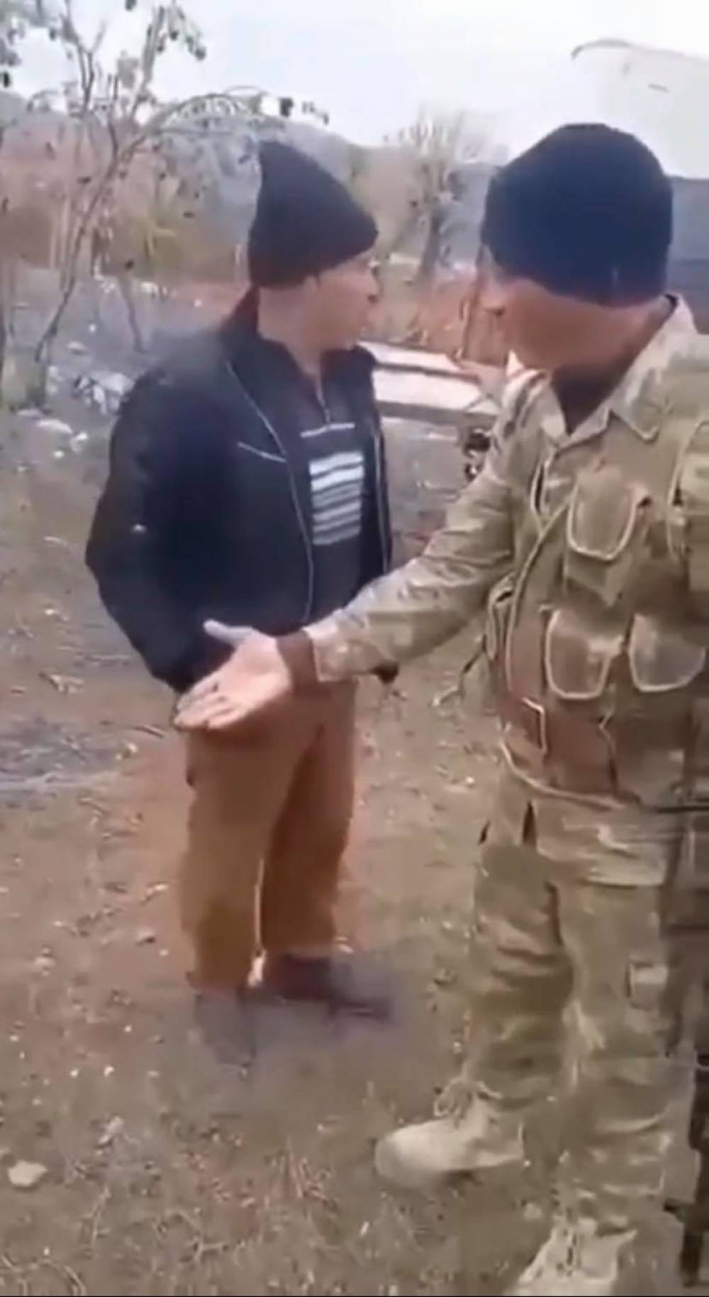 Ինչպես են ադրբեջանցի զինվորականները ծաղրում և վիրավորում արցախցիներին, ովքեր չեն հասցրել լքել իրենց տունը (տեսանյութ)