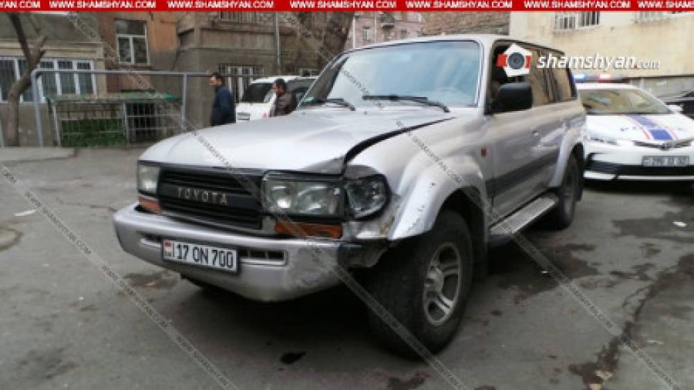 Երևանում բախվել են Toyota և BMW մակնիշների մեքենաները. առաջինի վարորդը, դիմելով փախուստի, թաքնվել է ԱԱԾ-ի բակում
