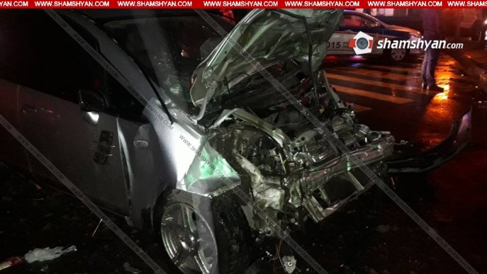 Խոշոր ավտովթար Երևանում. բախվել են են 22-ամյա վարորդի Toyota Land Cruiser-ը ու 30-ամյա վարորդի Mitsubishi-ն. Toyota-ն հայտնվել է մայթին՝ բախվելով պատին. կա վիրավոր