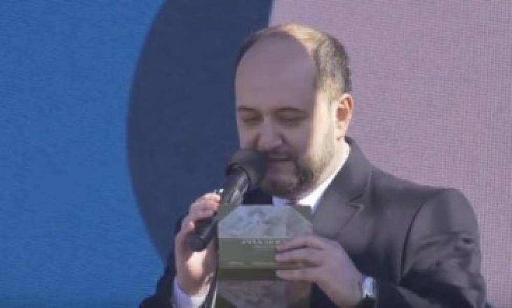 Արայիկ Հարությունյանը թղթից է կարդում Թումանյանի ամենահայտնի քառյակներից մեկը (տեսանյութ)