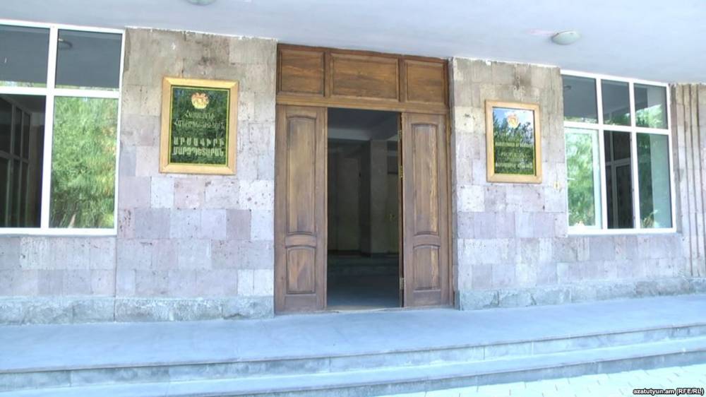Կոտրել են Արմավիրի մարզպետարանի դուռը և  փորձել  թալանել չհրկիզվող պահարանը