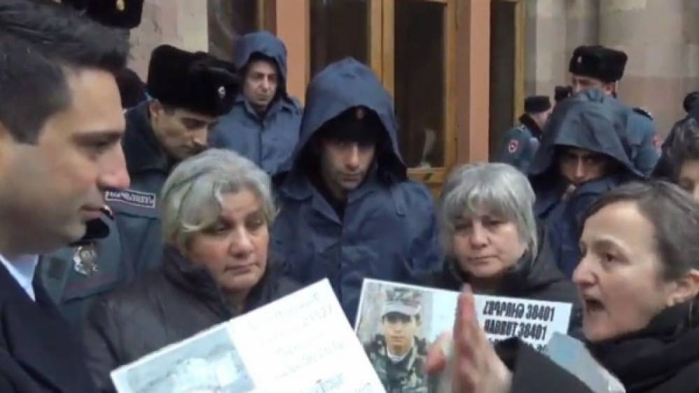 Նաիրի Սարգսյանը ո՞վ ա, որ հեռախոս չի վերցնում, ի՞նչ ա արել, շիշ ա բռնել եղբոր հետ միասին. զոհված զինվորի մայրը՝ Ալեն Սիմոնյանին