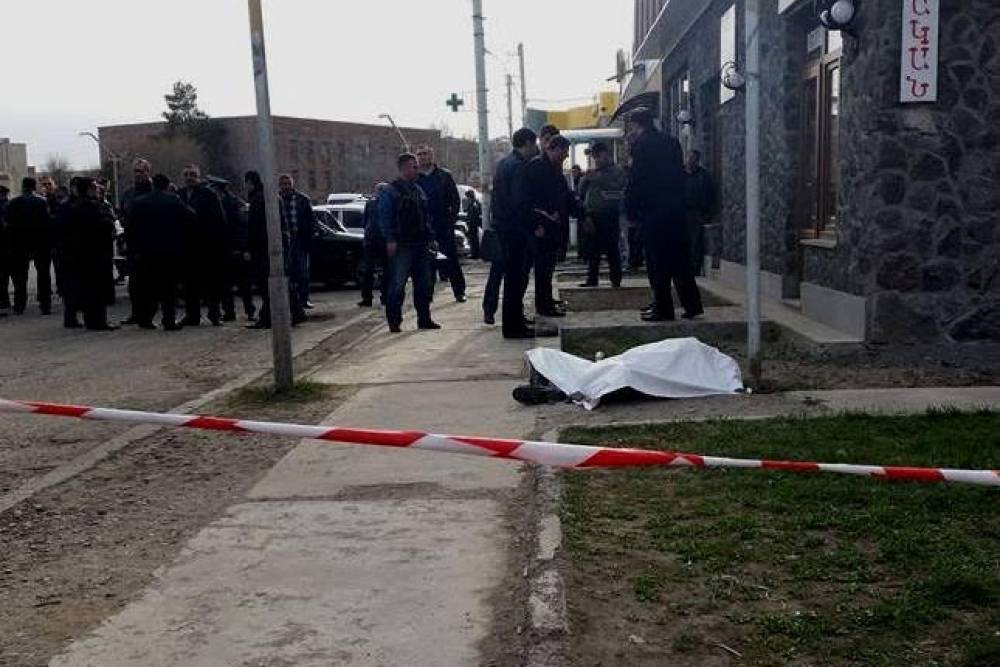 «Սիկտիր էղեք տնիցս». Գյումրիում 34-ամյա տղամարդը դանակահարել է իր տուն հագուստ գնելու եկած երկու կնոջ