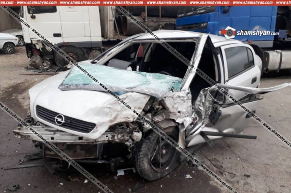 Արարատի մարզում բախվել են 06-ը, Opel-ն ու DAF բեռնատարը, բժիշկները պայքարում են վիրավորի կյանքի համար