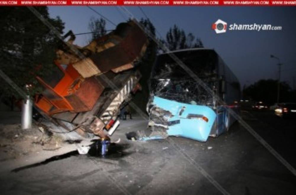 Երևանում բախվել են մարդատար ավտոբուսն ու KAMAZ-ը, վերջինը կողաշրջվել է․ կա վիրավոր