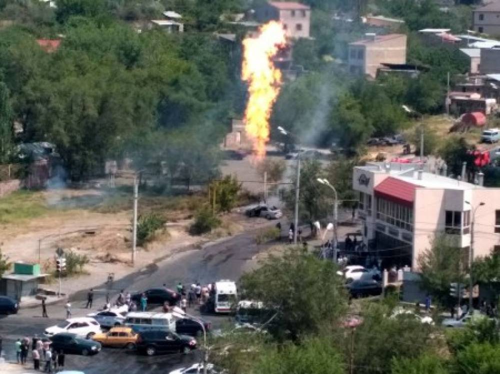 Պայթյուն Երևանում. մեքենան բախվել է գազատար խողովակին (տեսանյութ)