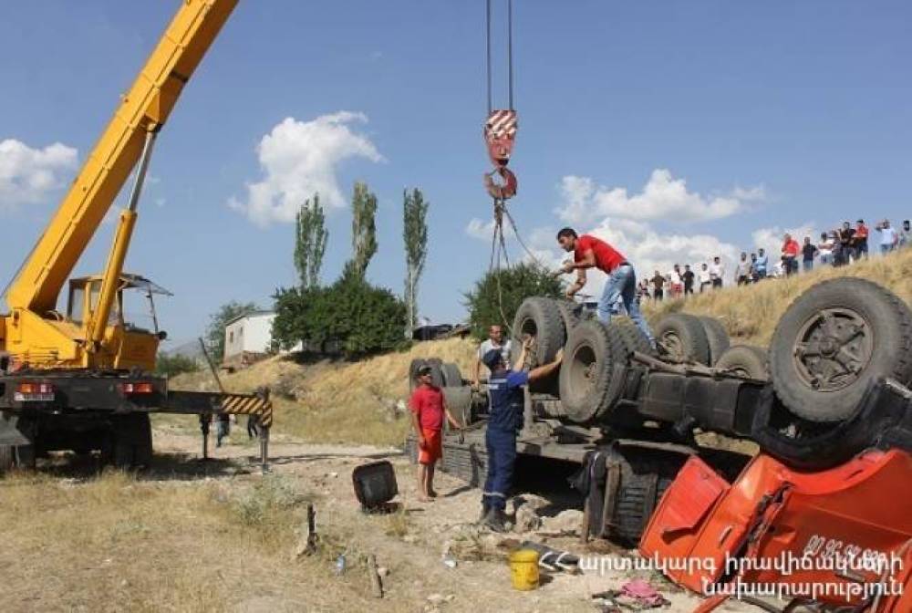 Երևան-Սևան ավտոճանապարհին ձորն ընկած բեռնատարի վարորդը մահացել է