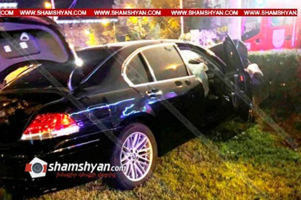 Երևանում 23-ամյա վարորդը BMW-ով բախվել է եզրաքարերին, ապա էլեկտրասյանը․ կան վիրավորներ