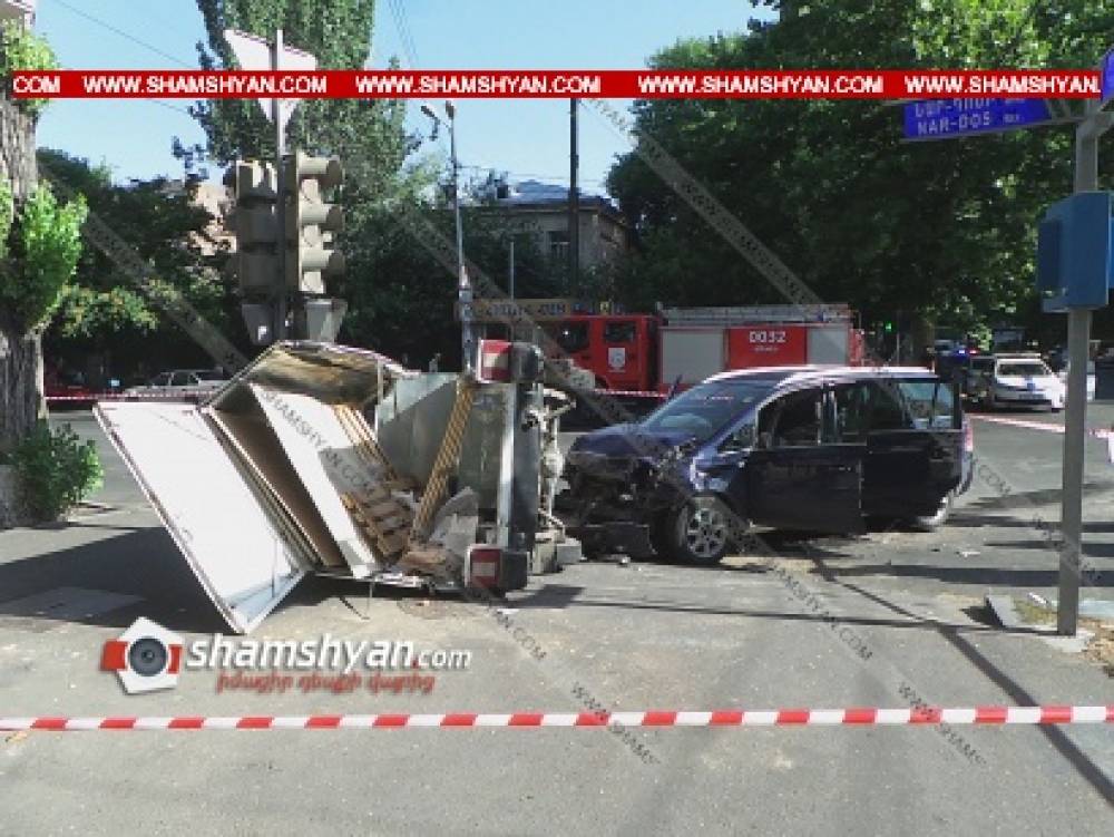 Խոշոր ավտովթար Երևանում. բախվել են Opel-ն ու IZH-ը. վերջինը կողաշրջվել է. կա վիրավոր
